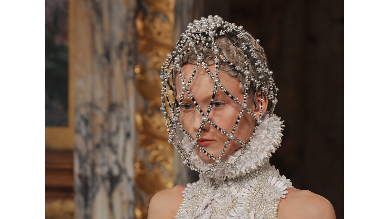 Illustration for article titled McQueen: A Breathtaking Elizabethan Dream for Royals Only